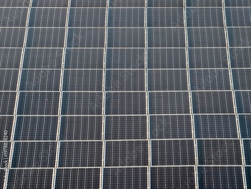 Foto Efficient renewable energy sources showcased through patterned solar panels bene