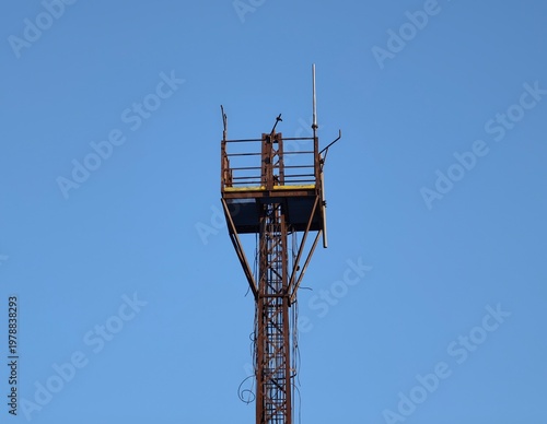 Foto Focused scene of technician inspecting utility tower at great height with safety