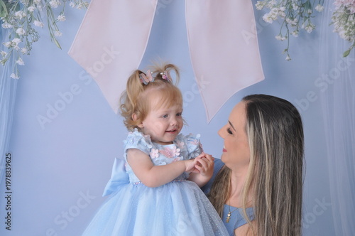 mãe com filha bebe celebram juntas o dia das mães 