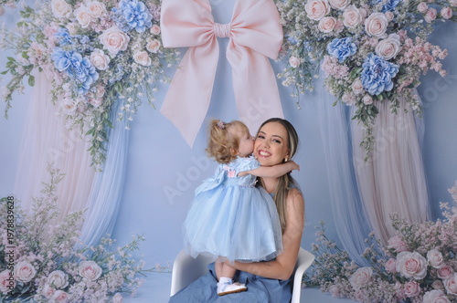 mãe com filha bebe celebram juntas o dia das mães 