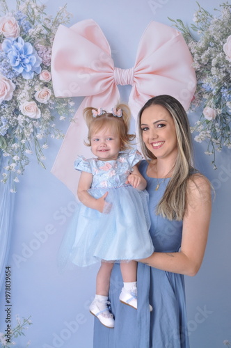 mãe com filha bebe celebram juntas o dia das mães 