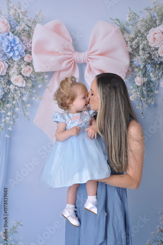 mãe com filha bebe celebram juntas o dia das mães 