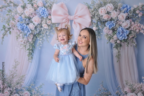 mãe com filha bebe celebram juntas o dia das mães 