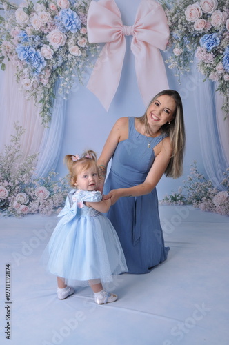 mãe com filha bebe celebram juntas o dia das mães 