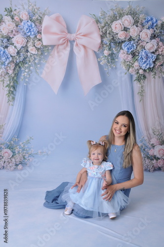 mãe com filha bebe celebram juntas o dia das mães 