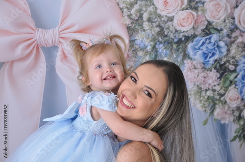 mãe com filha bebe celebram juntas o dia das mães 