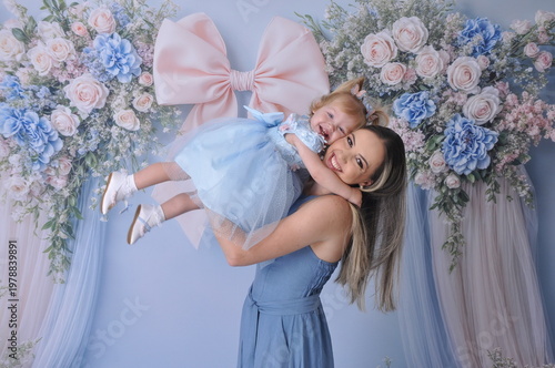 mãe com filha bebe celebram juntas o dia das mães 