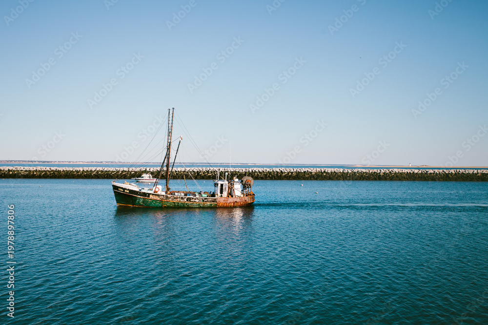 Obraz premium Fishing boat entering harbor