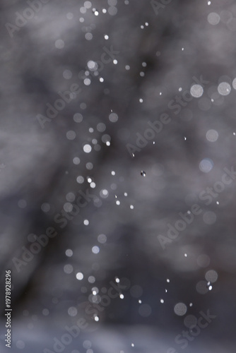 雪解けの水が屋根から落ちてきた