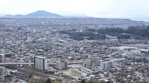 彦根城と琵琶湖を背景に走るEF510牽引の貨物列車（東海道本線 彦根 - 米原, 2026年3月）