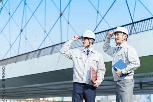 Wallpaper Mural 道路橋の前に立つエンジニア　ポートレート Torontodigital.ca