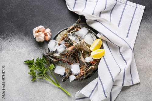 Valokuva Plate with fresh raw shrimps, lemon and parsley on grunge background