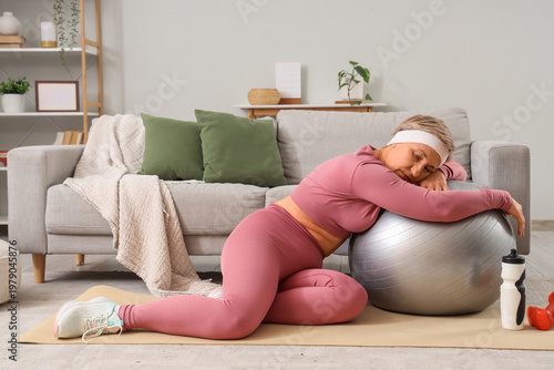 Sporty mature woman with fi...