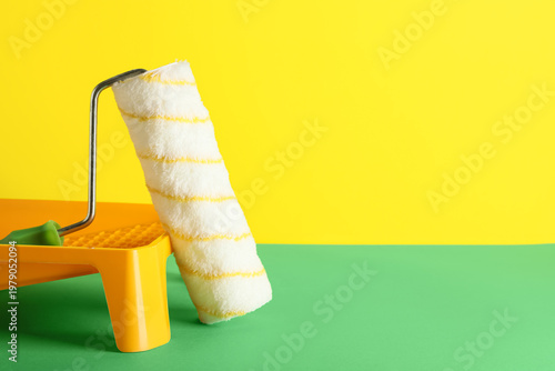 Paint roller with tray on c...