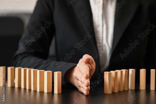 Female mediator separating ...
