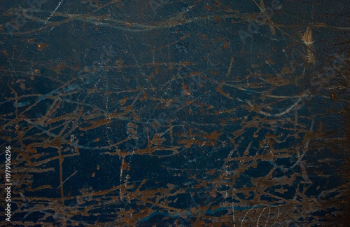 Imagen de una placa de acero oxidado y rasgado color azul