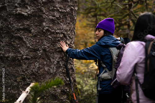 Cuadro en lienzo Un joven excursionista ciega conectando con la naturaleza a través del contacto de su mano con un árbol