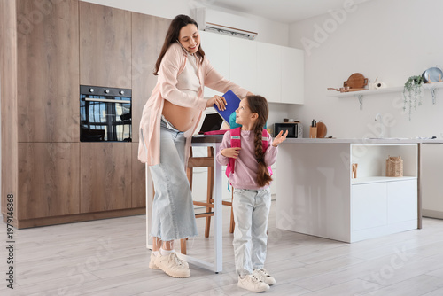 Working pregnant mother pac...