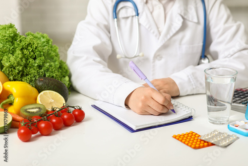 Young female nutritionist w...