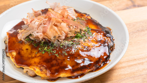 Foto お好み焼き 鰹節とソースのかかった関西風お好み焼き