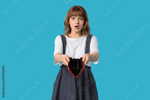 Surprised young woman holdi...