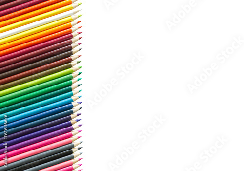 Buntstifte die am Bildrand aneinandergereiht sind. Geeignet als Hintergrund für Grußkarten zur Schuleinführung oder Geburtstag.