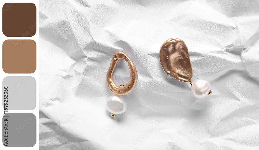 Naklejka premium Beautiful earrings on crumpled paper background