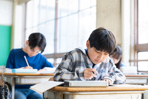 Bild auf Leinwand 授業を受ける小学生