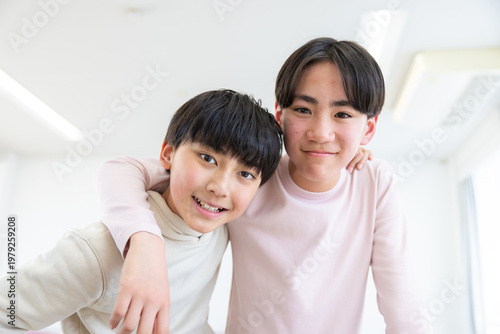Bild auf Leinwand 肩を組む小学生