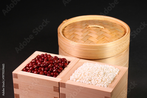 蒸篭と枡に山盛りにされた小豆ともち米