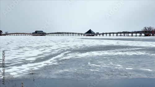凍結した津軽富士見湖に架かる木造の鶴の舞橋