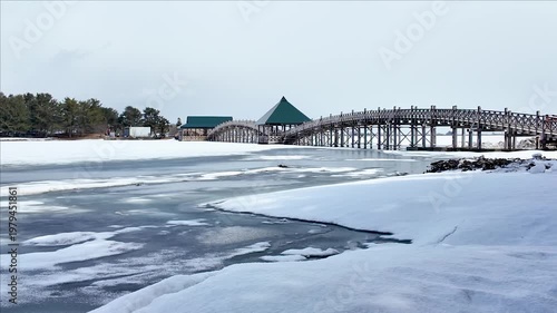 凍結した津軽富士見湖に架かる木造の鶴の舞橋