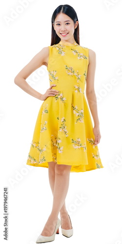 黄色いサンドレスの女性