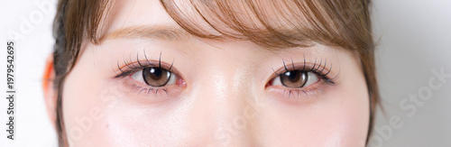 美しい目元とまつ毛を強調したナチュラルな美容とカラコンなどのアイメイクのイメージ クローズアップ