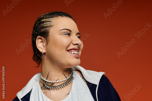 Foto Confident young woman in trendy outfit and unique accessories in an urban settin
