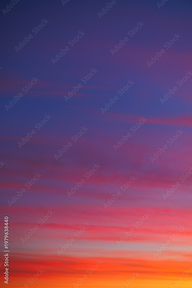 Obraz premium Bright orange and blue colored clouds on evening sky