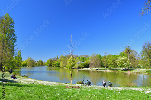 Lake Daumesnil in the Bois de Vincennes, Paris – Tranquil Spring Landscape (April 7, 2026)