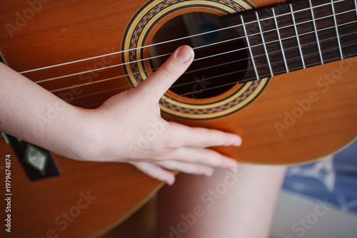 Schilderij op canvas Fingers playing guitar in cozy home setting