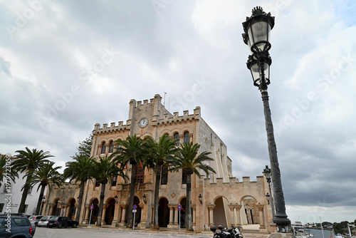 Vue extérieure de l'hôtel de ville de Ciutadella sur l'île de Minorque avec une rangée de palmiers