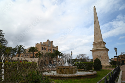 Obélisque, fontaine et mairie de la ville de Ciutadella sur l'île de Minorque