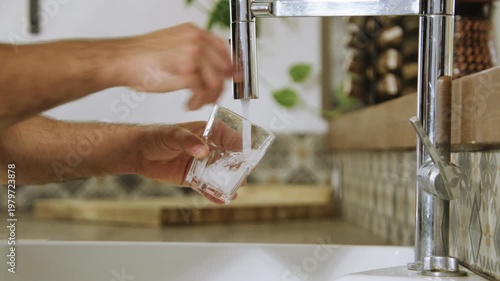Verre d'eau rempli au robinet