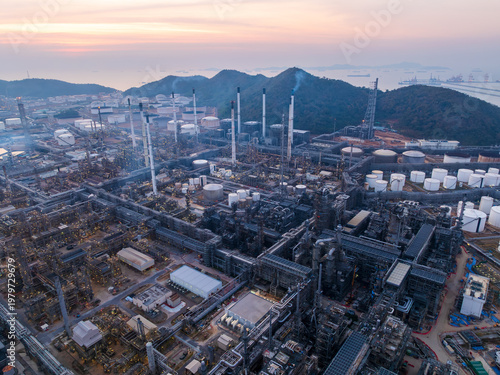 Tableau sur toile Industrial Petroleum Refinery Infrastructure Complex Operating At Sunrise Near T