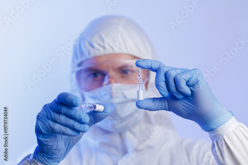 Foto Worker making quality control of glass slide ampoule in pharmaceutical laboratory clean room environment with focus on precision