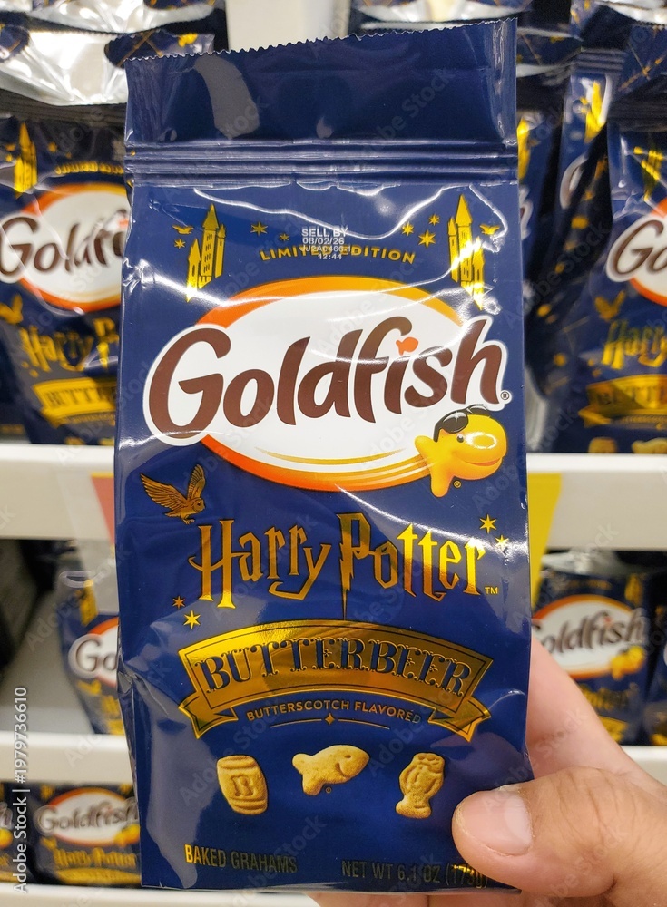 Obraz premium Delaware, U.S.A - March 14, 2026 - Limited edition Goldfish Butterbeer graham snacks featuring themed shapes and Harry Potter branding.