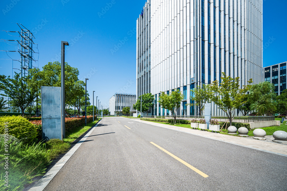 Obraz premium Modern Urban Landscape: Captivating City Street View with Lush Greenery