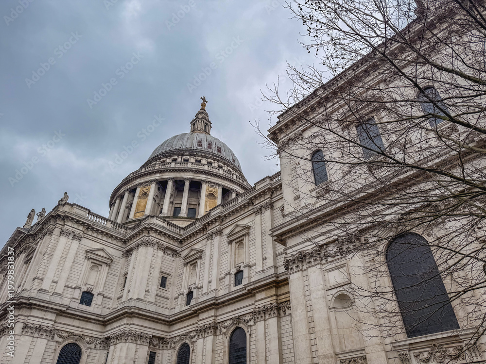 Fototapeta premium St. Paul's Catedral in the city of London, UK.