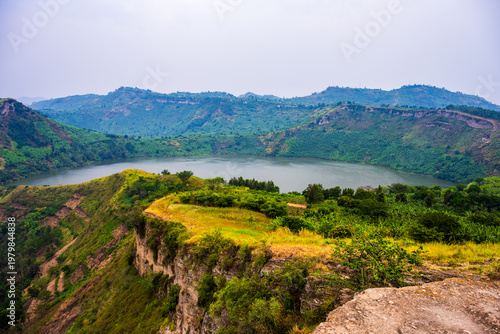 Foto Crater lake and green hills near Katwe in Queen Elizabeth National Park