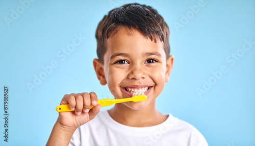 Niño cepillándose los dientes con cepillo dental en fondo azul claro, concepto de higiene bucal infantil, salud dental, hábitos saludables en la infancia y educación e higiene