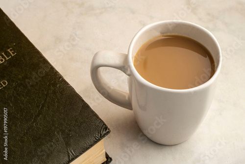 Fotografía fresh  cup of  morning joe and a good book