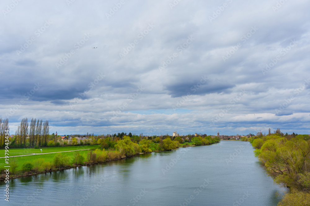 Fototapeta premium Panoramic View of the Scenic Main River Flowing Through Lush Germany
